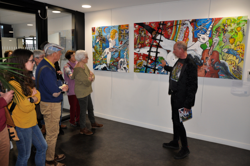 Echange avec le public dans le hall de la mairie devant ''L'Ouie''. Image