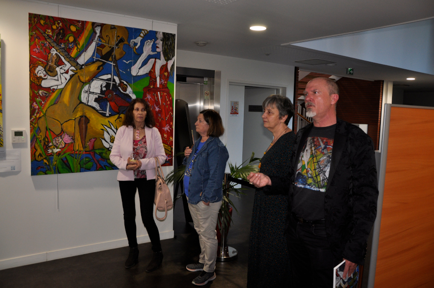 Présentation de la Dame à la Licorne dans le hall de la mairie au côté de la maire Mme Véronique Barraqué Onno devant la toile ''Hommage à Juliette Mey''. Image